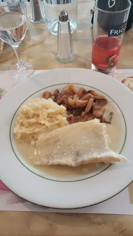 Filet de Julienne Sauce Au Beurre Salsifis Purée